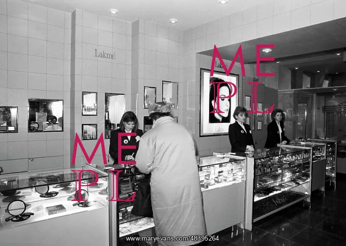 : GUM, 1990. Moscow. USSR. Lakme store at the GUM. (Photo ITAR-TASS / Stanislav Panov) : GUM, 1990. Moscow. USSR. Lakme store at the GUM. (Photo ITAR-TASS / Stanislav Panov)