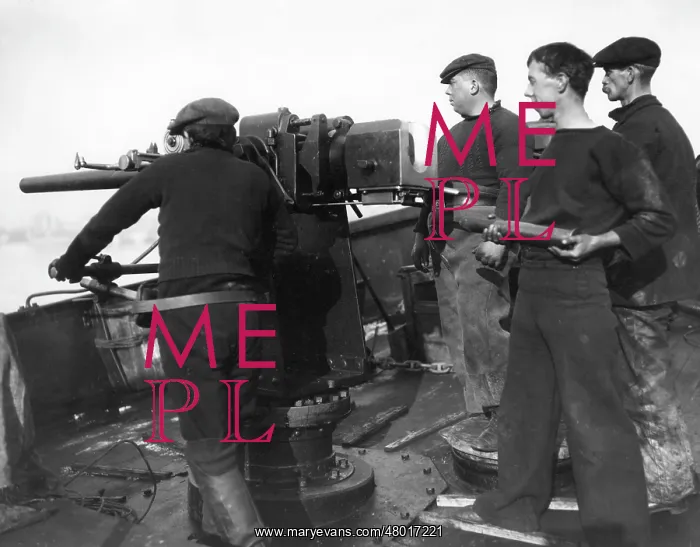: Gun crew drilling on British trawler HM Principal, WW1 : Gun crew drilling on British trawler HM Principal, WW1