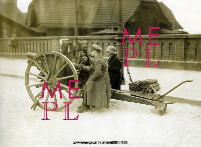 : Gun of the government-loyal troops in Berlin, 1919 : Gun of the government-loyal troops in Berlin, 1919