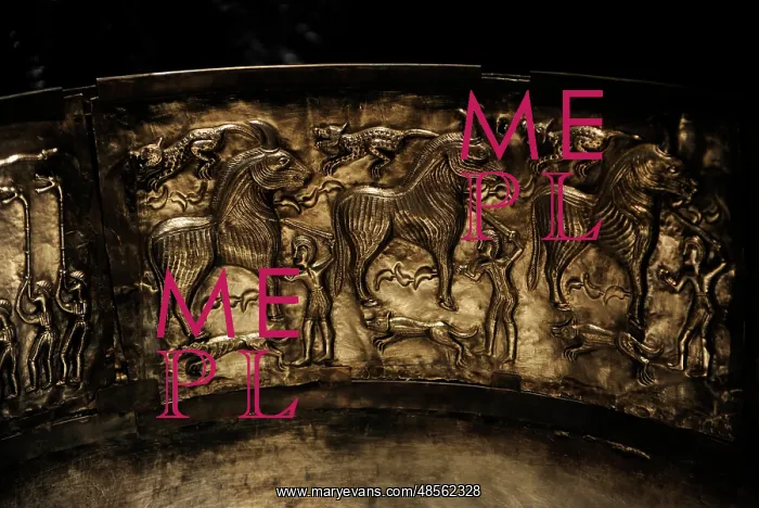 : The Gundestrup cauldron. Silver vessel. 200 BC and 300 AD. R : The Gundestrup cauldron. Silver vessel. 200 BC and 300 AD. R