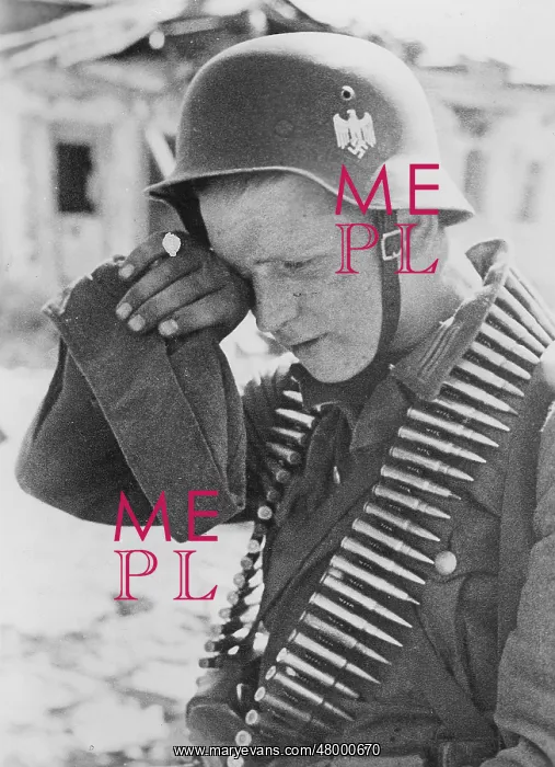  : Gunner wipes sweat off brow, WW2