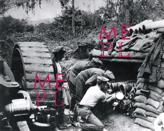 : Gunners with heavy gun and shells, Salonika Front, WW1 : Gunners with heavy gun and shells, Salonika Front, WW1