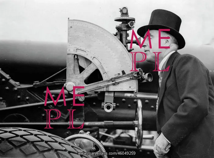 : Gunsight. The picture shows the mayor of Southend looking through a gunsight : Gunsight. The picture shows the mayor of Southend looking through a gunsight
