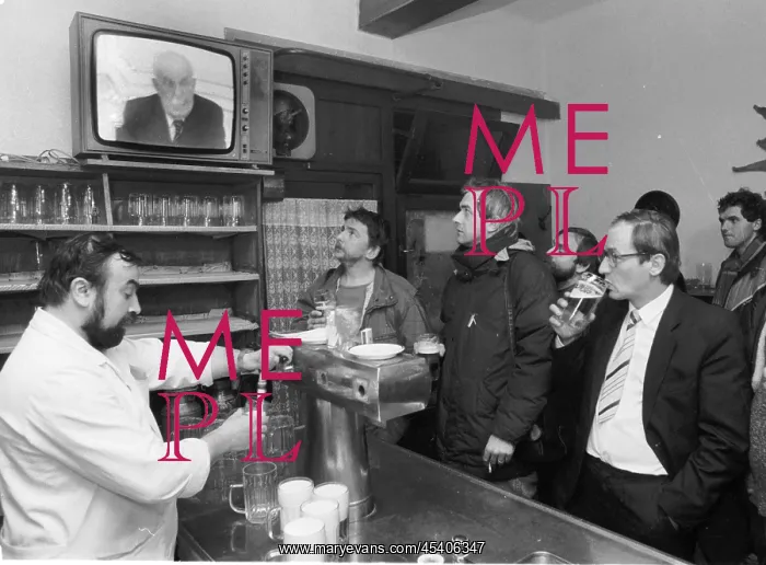 : Gustav Husak - resignation - speech - TV - pub - beer : Gustav Husak - resignation - speech - TV - pub - beer