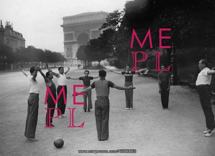 : Gymnastics in front of the Arc de Triomphe : Gymnastics in front of the Arc de Triomphe