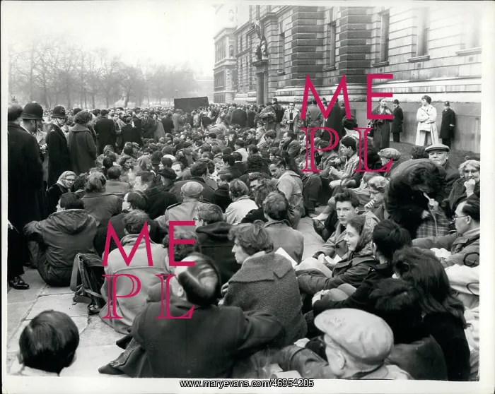 : H-bomb protest led by Bertrand Russell, Whitehall, London : H-bomb protest led by Bertrand Russell, Whitehall, London
