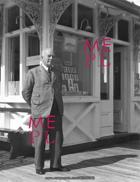 : H. L. Oakley at Llandudno : H. L. Oakley at Llandudno