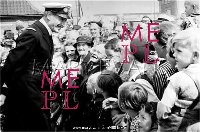 : HAAKON VII & CROWD : HAAKON VII & CROWD
