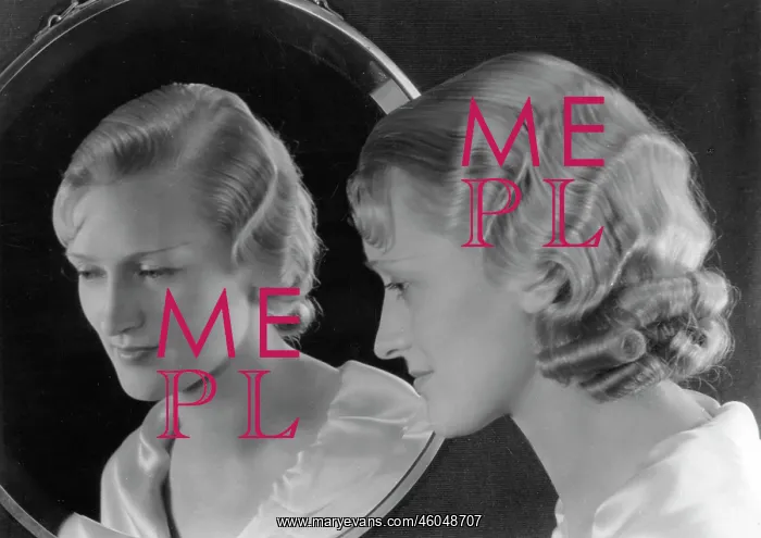: Hairstyle. Hair model with kinks reflected in a mirror. Photograph. Around 1930 : Hairstyle. Hair model with kinks reflected in a mirror. Photograph. Around 1930