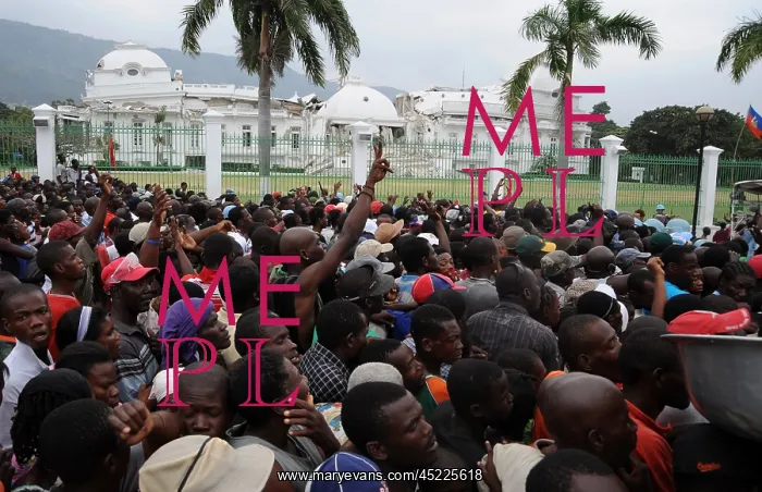 : Haitians gathers for food distribution in ? : Haitians gathers for food distribution in ?