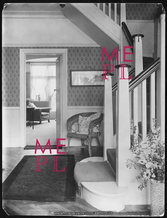 : HALLWAY 1930S : HALLWAY 1930S