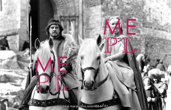 : HAMLET ALAN BATES, Claudius, GLENN CLOSE, as Gertrude : HAMLET ALAN BATES, Claudius, GLENN CLOSE, as Gertrude