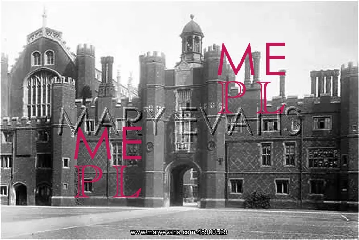  : HAMPTON COURT CLOCK TOWE