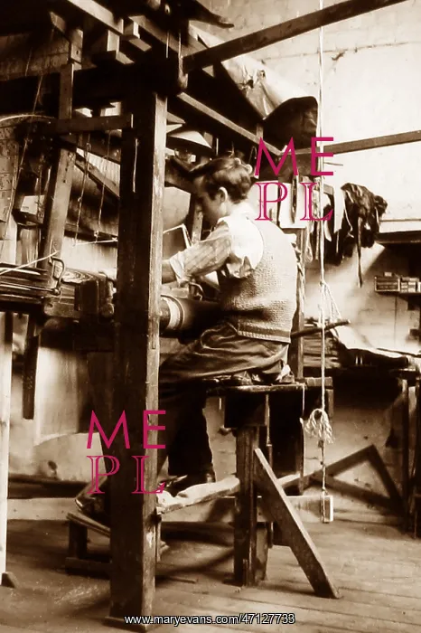  : Hand loom weaver