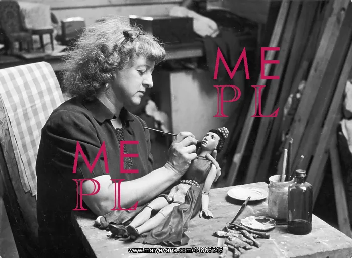 : HAND-PAINTING A PUPPET : HAND-PAINTING A PUPPET