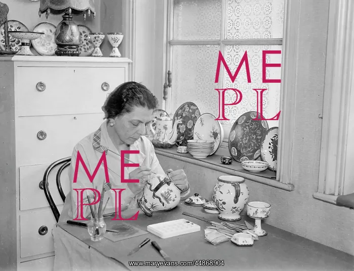 : HAND-PAINTING A TEAPOT : HAND-PAINTING A TEAPOT