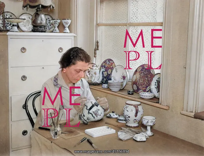 : HAND-PAINTING A TEAPOT : HAND-PAINTING A TEAPOT