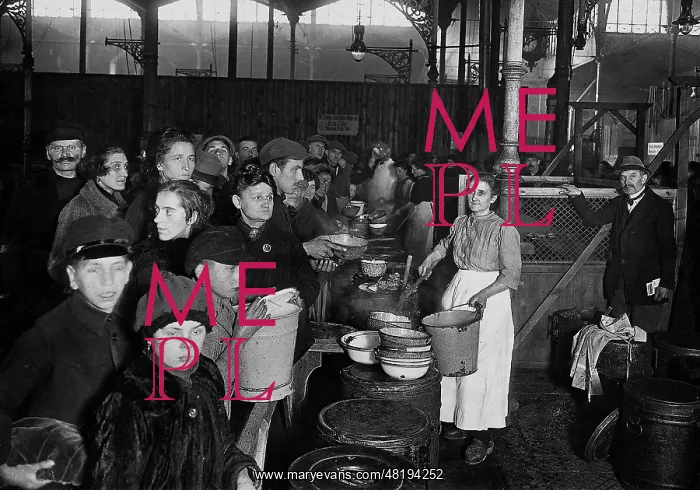 : Handing out soup in Berlin, 1923 : Handing out soup in Berlin, 1923