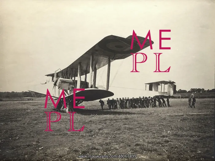 : Handley Page O / 100 being manhandled on the ground : Handley Page O / 100 being manhandled on the ground