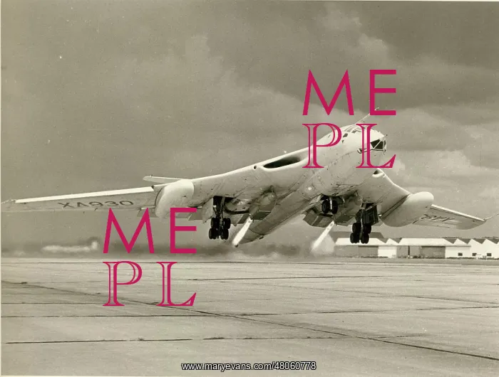 : Handley Page Victor B1 XA930 taking off from Hatfield : Handley Page Victor B1 XA930 taking off from Hatfield