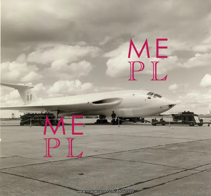 : Handley Page Victor B2 with its bombload : Handley Page Victor B2 with its bombload