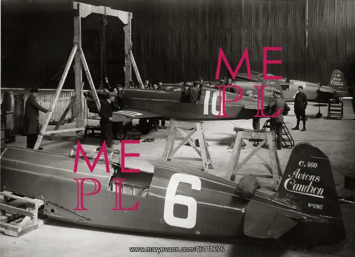 : Hangar in the Aerodrom of MondEsir with aeroplanes Caudron-Renault 310-320 : Hangar in the Aerodrom of MondEsir with aeroplanes Caudron-Renault 310-320
