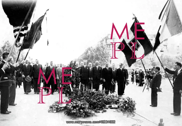 : Hanns Oberlindober at the grave of the Unknown Soldier : Hanns Oberlindober at the grave of the Unknown Soldier