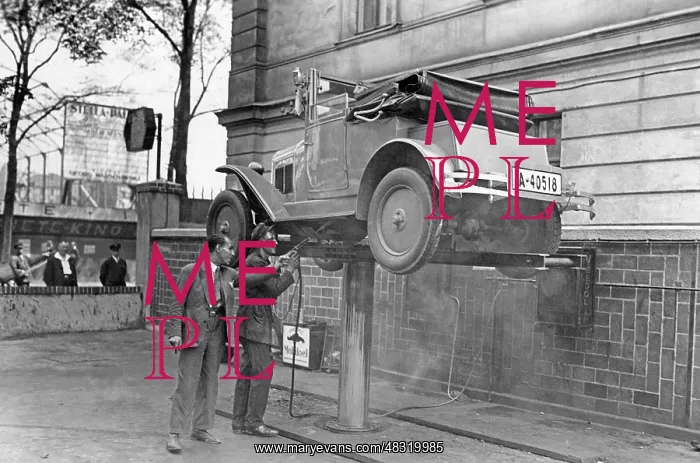 : Hanomag on lifting platform, 1929 : Hanomag on lifting platform, 1929