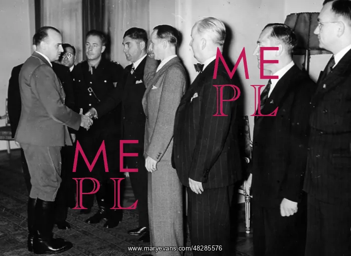 : Hans Frank with journalists in Warsaw, 1940 : Hans Frank with journalists in Warsaw, 1940