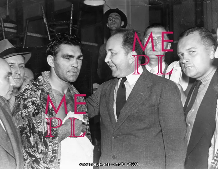 : Hans Heinrich Dieckhoff consoles Max Schmeling, 1938 : Hans Heinrich Dieckhoff consoles Max Schmeling, 1938