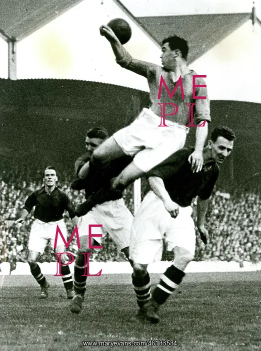 : Hapgood and Roberts of Arsenal, Dixie Dean of Everton : Hapgood and Roberts of Arsenal, Dixie Dean of Everton
