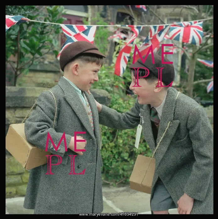 : HAPPY EVACUEES 1940S : HAPPY EVACUEES 1940S