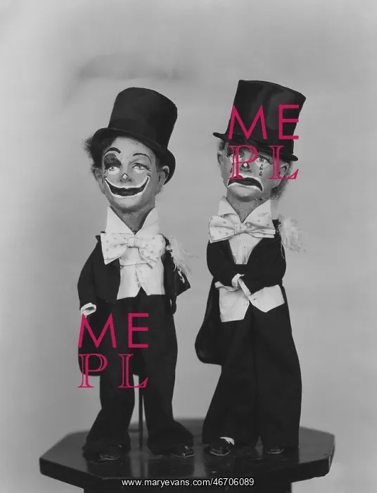  : Happy and sad clown figuines