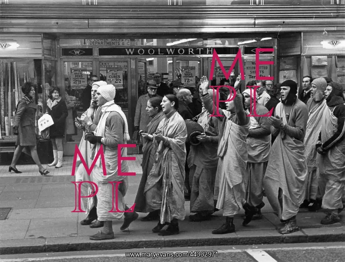 : Hare Krishna chanters in Oxford Street : Hare Krishna chanters in Oxford Street