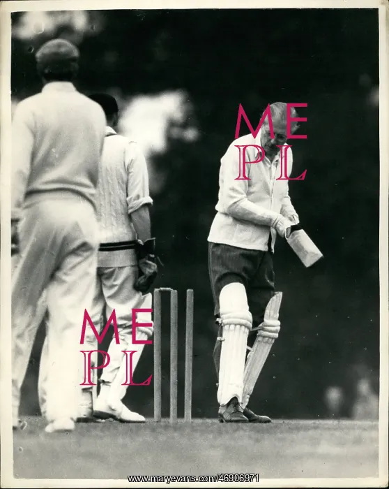 : Harold Macmillan in cricket match : Harold Macmillan in cricket match
