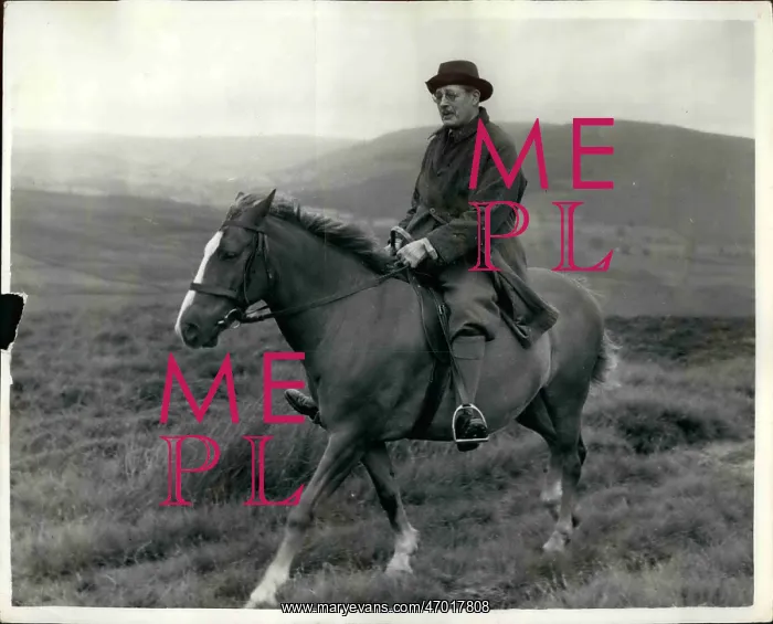 : Harold Macmillan on horseback : Harold Macmillan on horseback