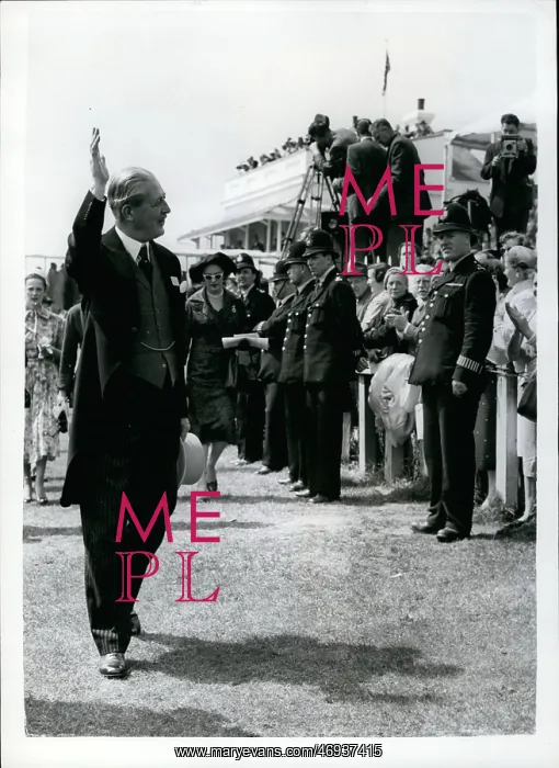 : Harold Macmillan PM at Epsom Derby : Harold Macmillan PM at Epsom Derby