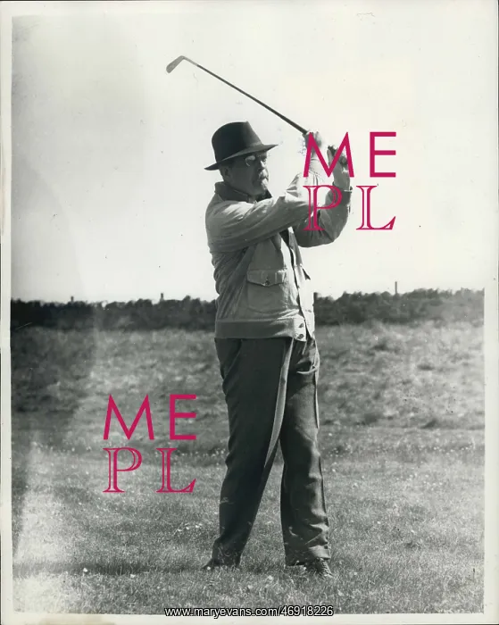 : Harold Macmillan PM playing golf at Muirfield, Scotland : Harold Macmillan PM playing golf at Muirfield, Scotland
