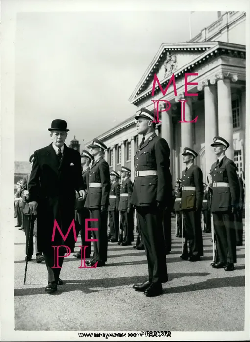 : Harold Macmillan on visit to RAF Cranwell College : Harold Macmillan on visit to RAF Cranwell College