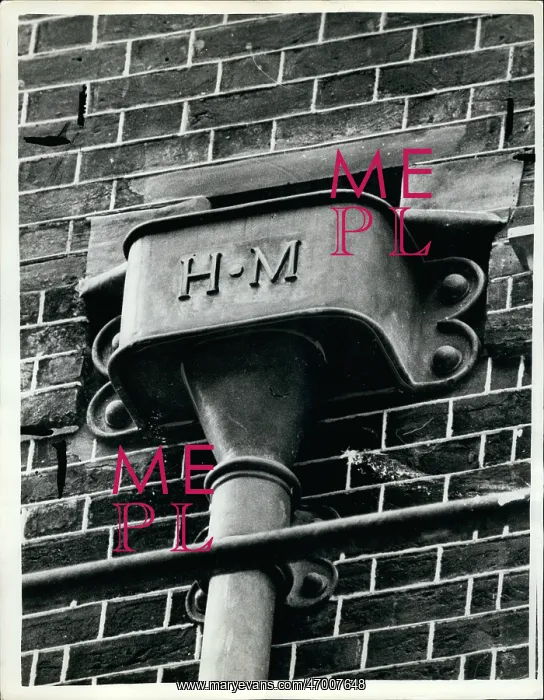 : Harold Macmillan's initials, Downing Street piping : Harold Macmillan's initials, Downing Street piping