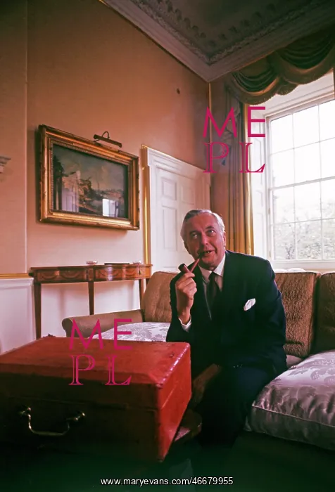 : Harold Wilson with red budget briefcase : Harold Wilson with red budget briefcase