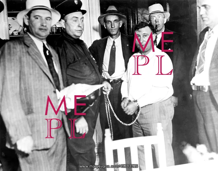 : Harry F.Powers (R), the murderer, manacled ? : Harry F.Powers (R), the murderer, manacled ?