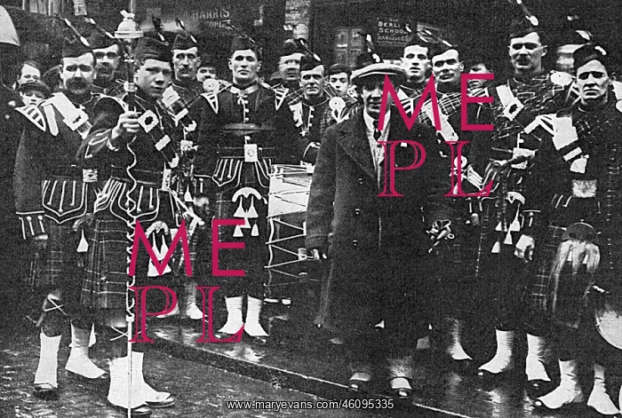 : Harry Lauder with his recruiting pipe band, WW1 : Harry Lauder with his recruiting pipe band, WW1