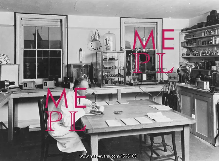 : HARRY PRICE IN LAB : HARRY PRICE IN LAB