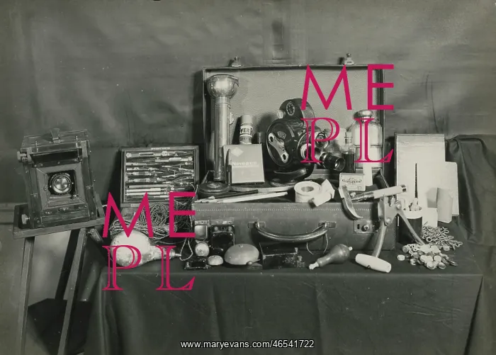 : Harry Price's ghost hunting kit : Harry Price's ghost hunting kit