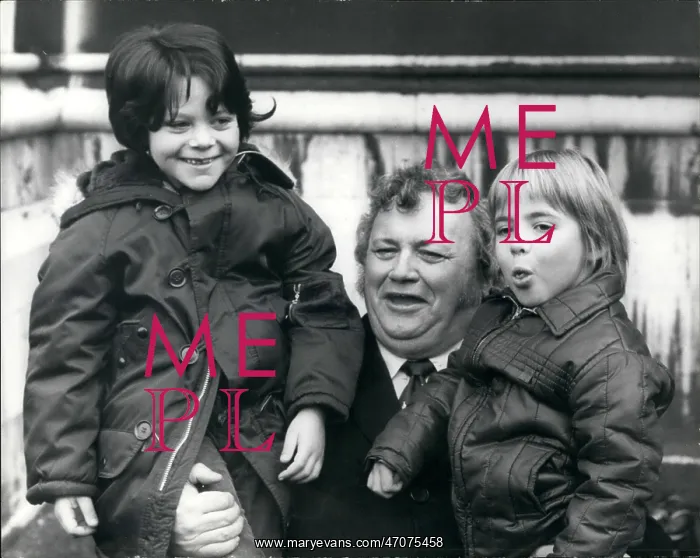 : Harry Secombe with two Children of Courage, London : Harry Secombe with two Children of Courage, London