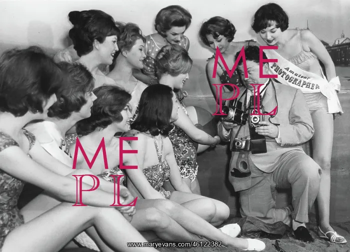 : Harry Secombe with models at Photo Fair, Olympia : Harry Secombe with models at Photo Fair, Olympia
