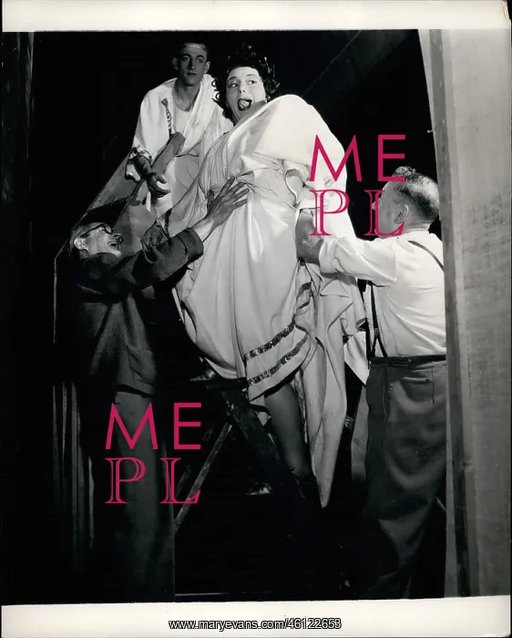 : Hattie Jacques on step ladder with prop men : Hattie Jacques on step ladder with prop men