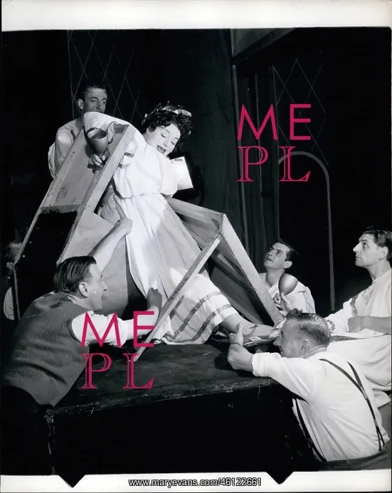 : Hattie Jacques on step ladder with prop men : Hattie Jacques on step ladder with prop men