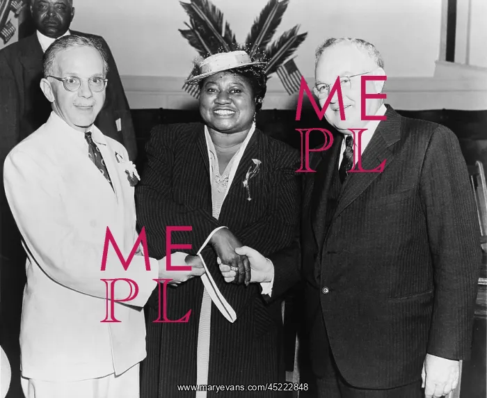 : Hattie McDaniel (1895-1952), shaking hands ? : Hattie McDaniel (1895-1952), shaking hands ?